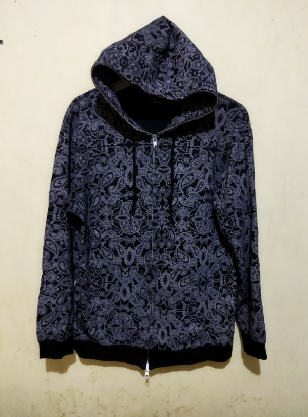 Hoodie dengan motif paisley vintage